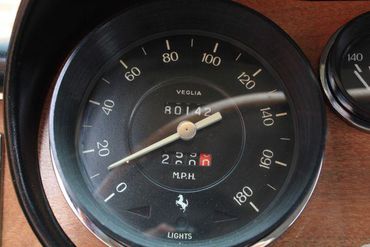 136874