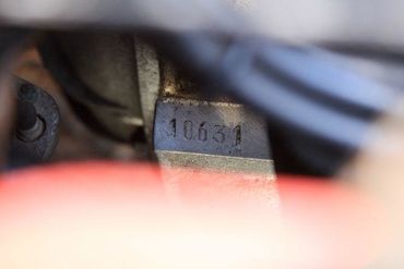 136858