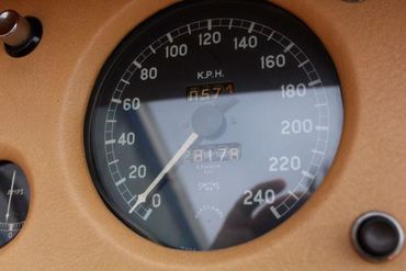 136943