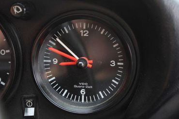 137203